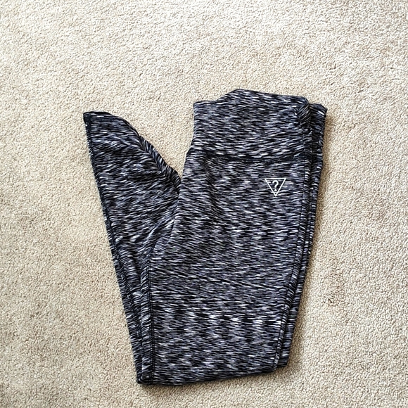 Guess Women's Black/White 7/8 length leggings Size M with ruffled cuff - Picture 1 of 6